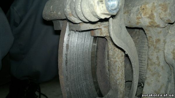 Испорченный тормозной диск стёртой тормозной колодкой до метала
